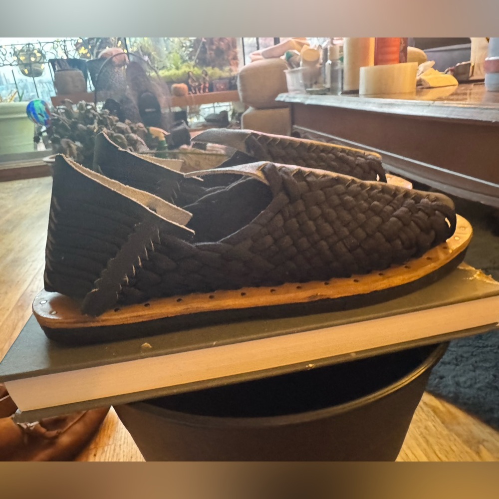 BLACK HUARACHES - Picture 4 of 7